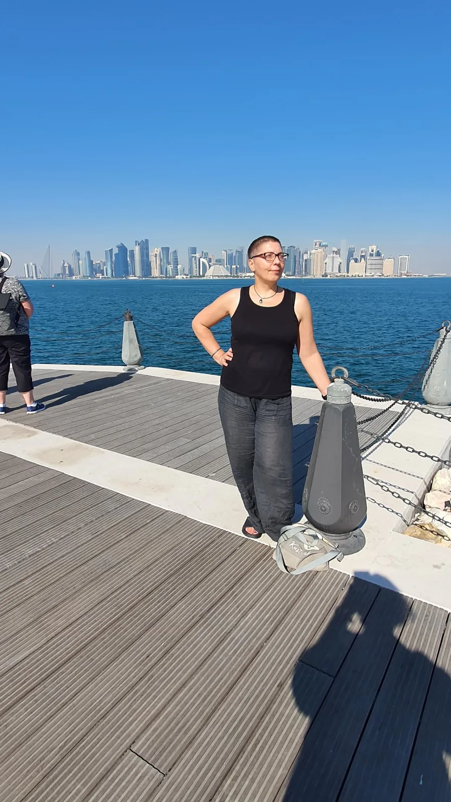 Sina Riegel am Wasser vor einer Skyline