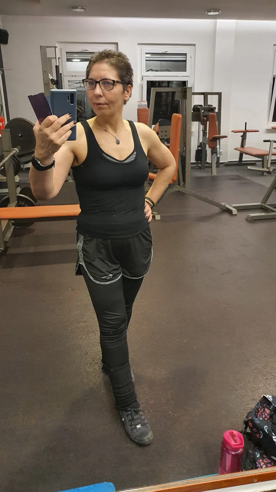 Sina Riegel beim Training vor einem Spiegel im Fitnessstudio