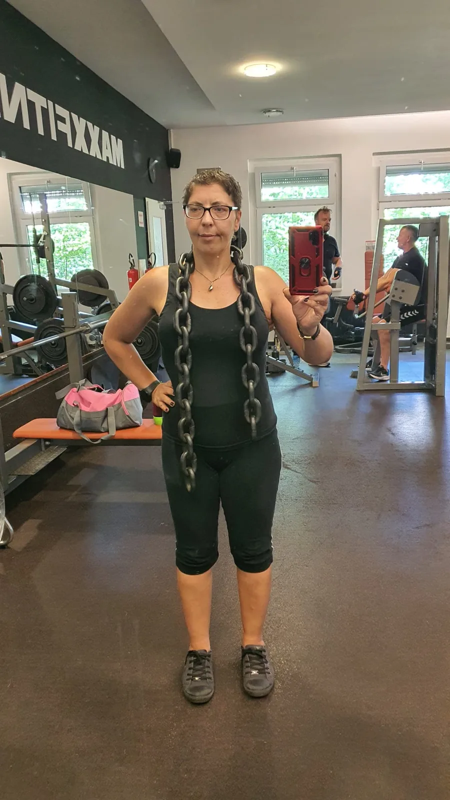 Sina Riegel mit einer Trainingskette im Fitnessstudio