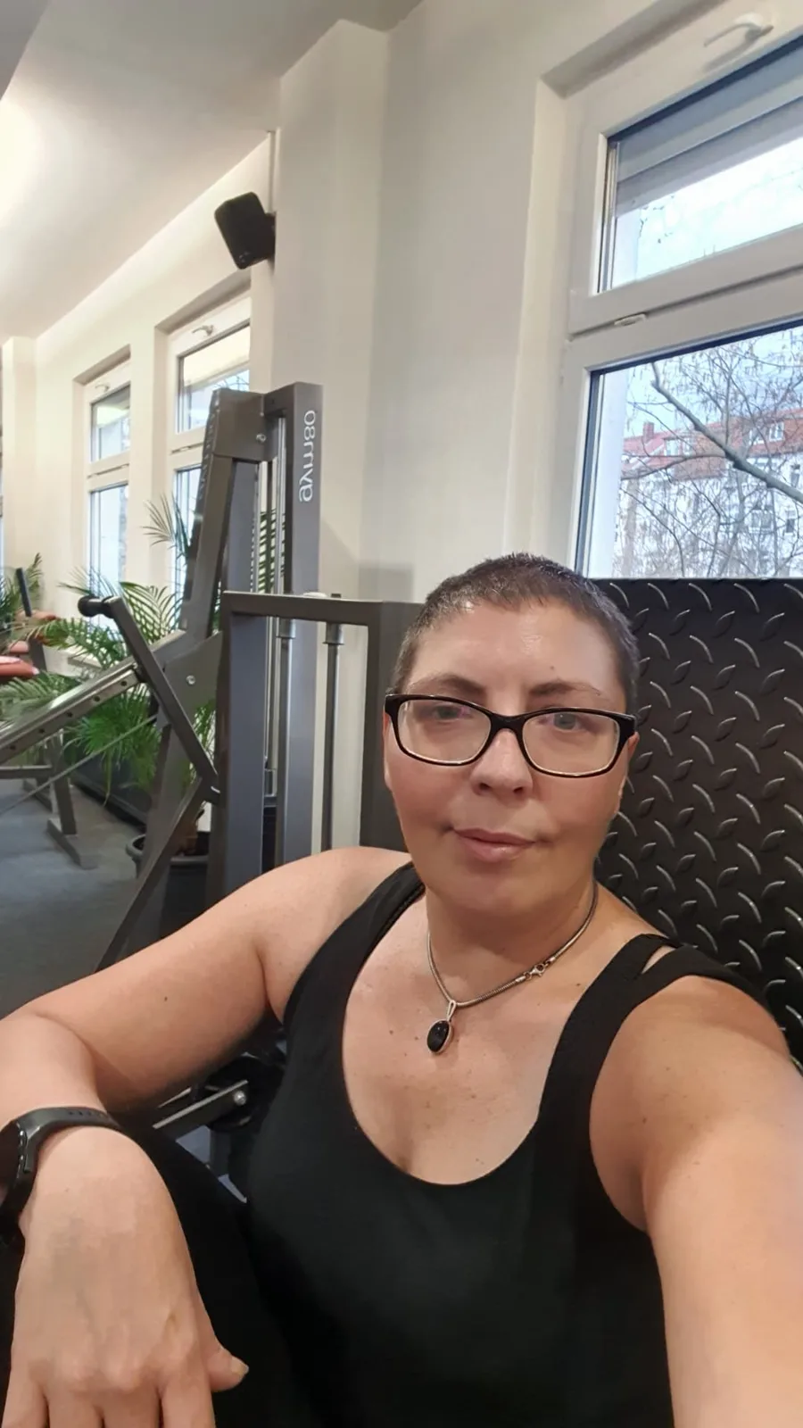 Sina Riegel auf einem Trainingsgerät im Fitnessstudio