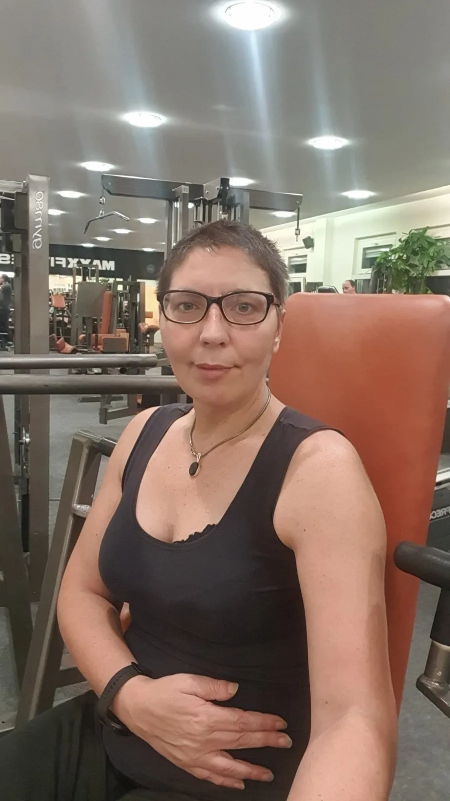 Sina Riegel auf einem Sitz im Fitnessstudio